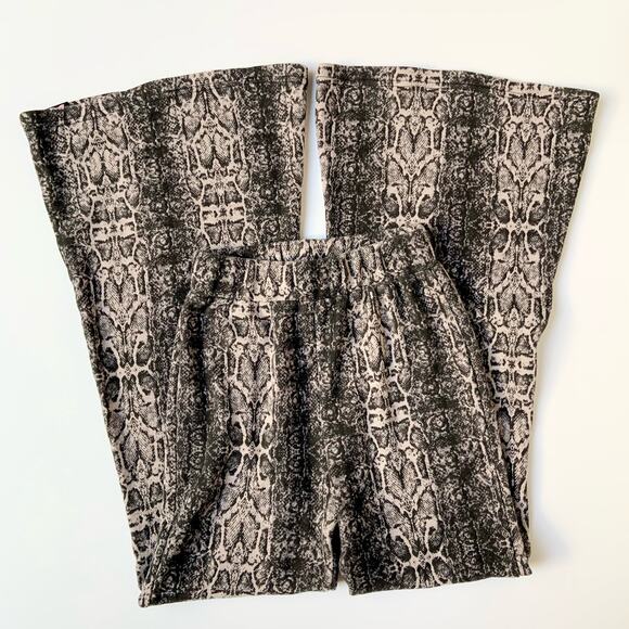 Dolls kill Badee Ivory Black Python Mid Rise Wide Leg Flared Pants sz Medium - Picture 2 of 9